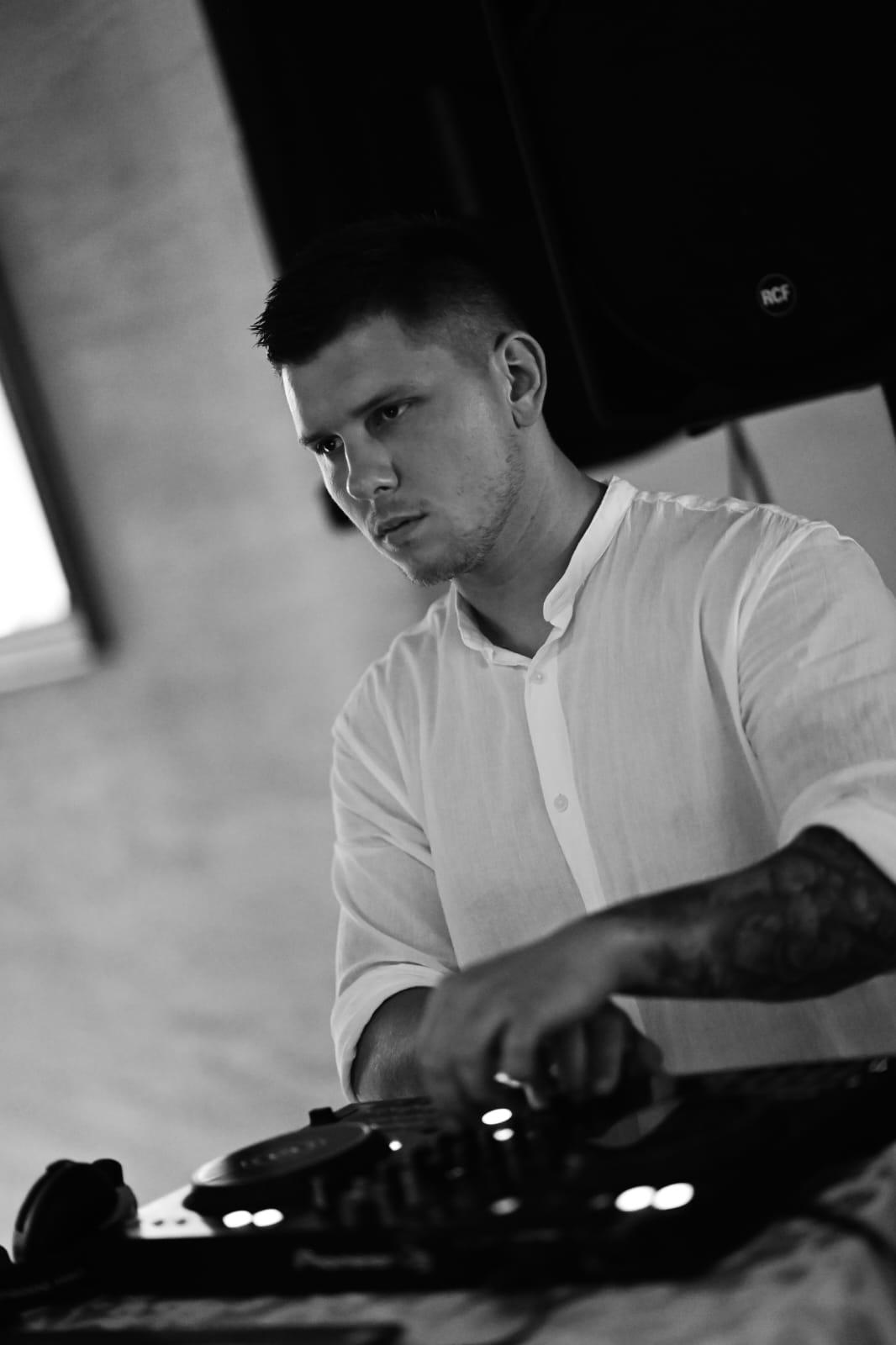 Iznajmi DJ Atmosfera